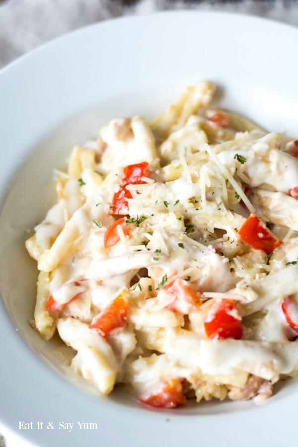 Red Pepper and Chicken Alfredo is total comfort food, delicious alfredo sauce, chicken, and sweet red peppers